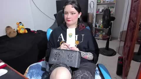 Snapshot of neeko_lol_ chatting on May 4, 2026, 9:55 pm Geek Nicole im Neeko UwU online show from May 4, 2026, 9:55 pm