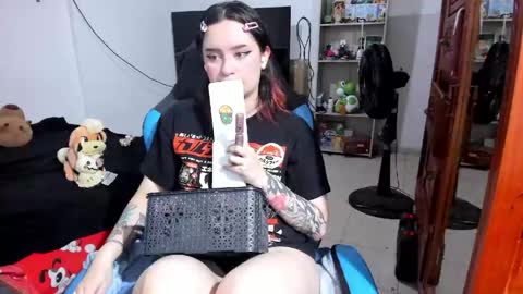 Snapshot of neeko_lol_ chatting on May 28, 2026, 10:51 pm Geek Nicole im Neeko UwU online show from May 28, 2026, 10:51 pm