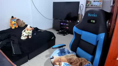 Snapshot of neeko_lol_ chatting on July 7, 2026, 11:47 am Geek Nicole im Neeko UwU online show from July 7, 2026, 11:47 am