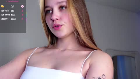 Snapshot of neldaaskins chatting on February 4, 2025, 1:56 am Lana online show from February 4, 2025, 1:56 am