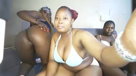 nellyeluxe online show from April 13, 2026, 10:37 pm