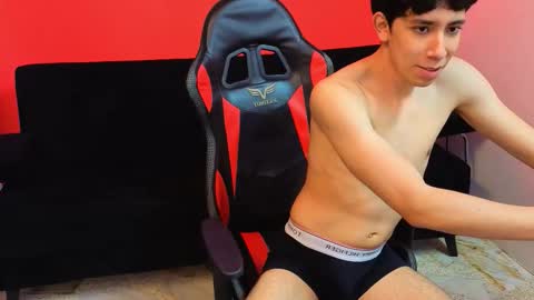 Snapshot of neo_twink chatting on December 19, 2025, 7:43 pm just Daniel online show from December 19, 2025, 7:43 pm