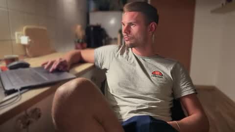 Snapshot of newbief chatting on March 8, 2025, 8:35 pm Finnr online show from March 8, 2025, 8:35 pm