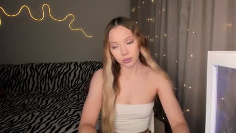 Snapshot of neyrmina chatting on December 6, 2024, 12:49 pm Mina online show from December 6, 2024, 12:49 pm