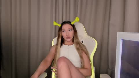 Snapshot of neyrmina chatting on December 10, 2024, 1:22 pm Mina online show from December 10, 2024, 1:22 pm