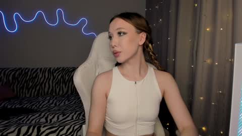 Snapshot of neyrmina chatting on January 2, 2025, 11:31 am Mina online show from January 2, 2025, 11:31 am