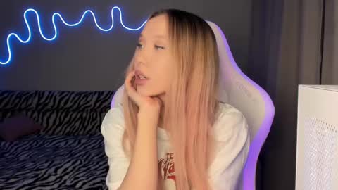 Snapshot of neyrmina chatting on March 2, 2025, 3:05 pm Mina online show from March 2, 2025, 3:05 pm