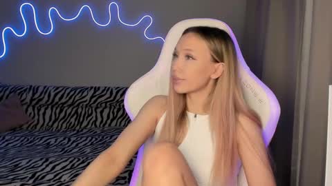 Snapshot of neyrmina chatting on March 7, 2025, 3:18 pm Mina online show from March 7, 2025, 3:18 pm