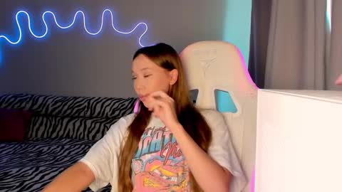 Snapshot of neyrmina chatting on September 20, 2025, 10:16 am Mina online show from September 20, 2025, 10:16 am