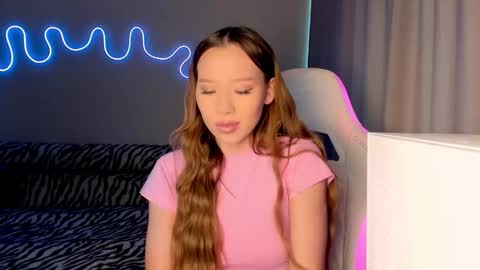 Snapshot of neyrmina chatting on September 24, 2025, 10:29 am Mina online show from September 24, 2025, 10:29 am