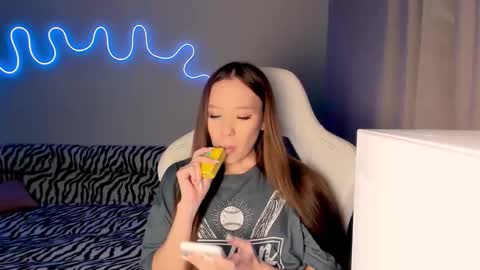 Snapshot of neyrmina chatting on November 3, 2025, 1:01 pm Mina online show from November 3, 2025, 1:01 pm