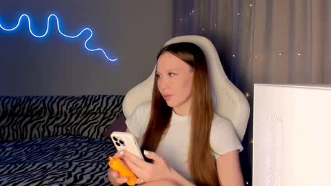 Snapshot of neyrmina chatting on December 2, 2025, 12:32 pm Mina online show from December 2, 2025, 12:32 pm