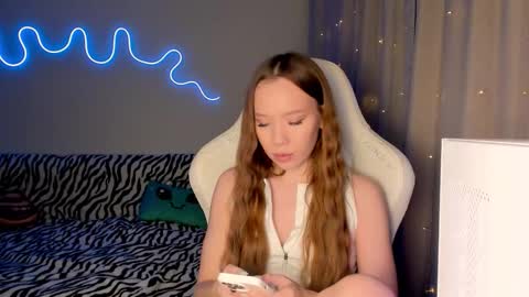 Snapshot of neyrmina chatting on December 4, 2025, 1:53 pm Mina online show from December 4, 2025, 1:53 pm