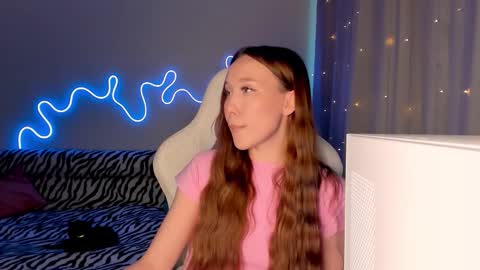 Snapshot of neyrmina chatting on December 16, 2025, 10:53 am Mina online show from December 16, 2025, 10:53 am