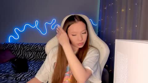 Snapshot of neyrmina chatting on December 18, 2025, 9:59 am Mina online show from December 18, 2025, 9:59 am