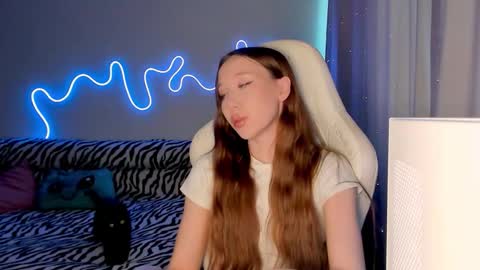 Snapshot of neyrmina chatting on February 4, 2026, 9:48 am Mina online show from February 4, 2026, 9:48 am