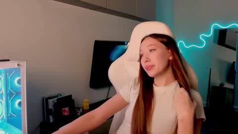 Snapshot of neyrmina chatting on February 17, 2026, 2:35 pm Mina online show from February 17, 2026, 2:35 pm