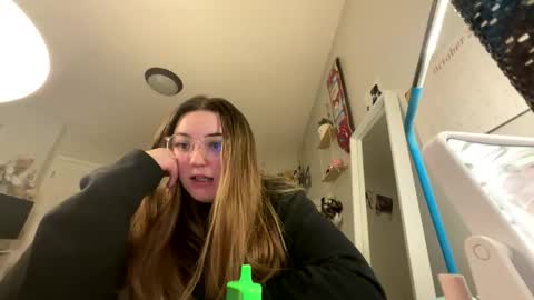 Nia online show from December 3, 2025, 6:10 am