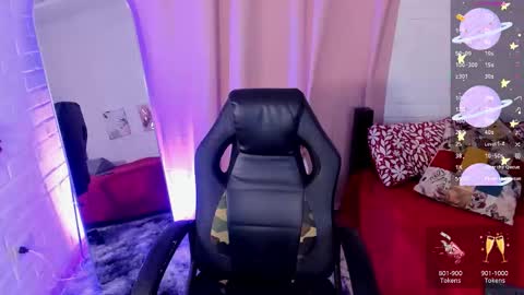 Nia online show from November 28, 2025, 4:09 pm