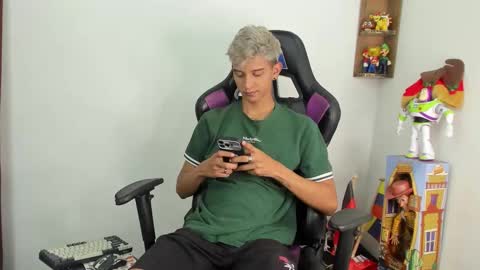 Snapshot of nick_greey chatting on December 19, 2025, 2:07 am Frank online show from December 19, 2025, 2:07 am