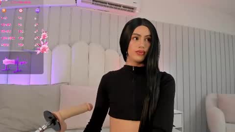 Snapshot of nickiwestt___ chatting on August 5, 2026, 8:44 pm nickiwestt___ online show from August 5, 2026, 8:44 pm