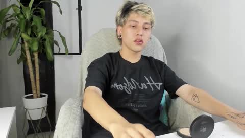 Nico  online show from November 5, 2025, 4:34 am