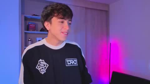 Snapshot of nicoisonline chatting on October 17, 2025, 8:22 pm Nicolas online show from October 17, 2025, 8:22 pm