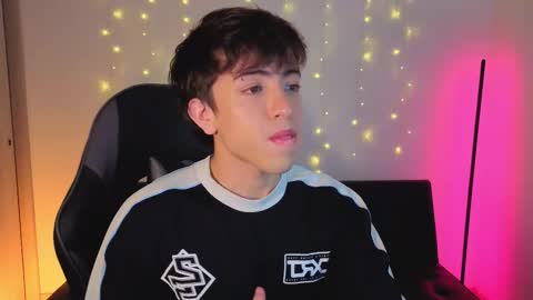 Snapshot of nicoisonline chatting on December 4, 2025, 8:06 pm Nicolas online show from December 4, 2025, 8:06 pm