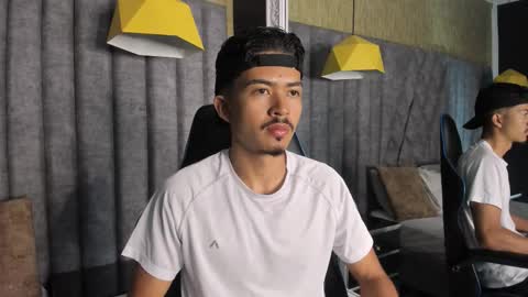 Snapshot of nicolaikarav chatting on December 4, 2025, 11:41 am Nicolai online show from December 4, 2025, 11:41 am