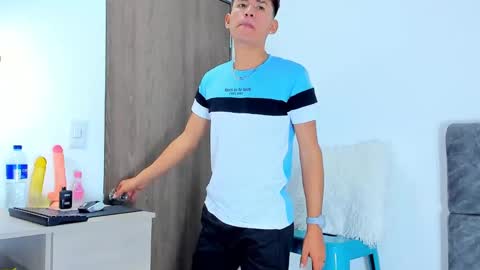 nicolastorres__ online show from November 19, 2025, 4:23 am