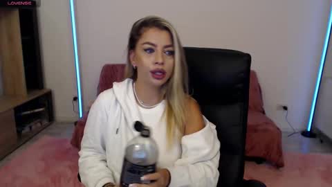 Nico online show from October 4, 2025, 5:55 pm