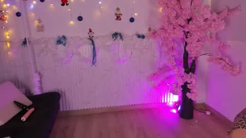 nicole_diaz7 online show from December 18, 2025, 1:06 pm