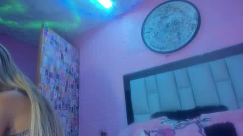 nicole_rosales online show from January 14, 2026, 8:58 pm