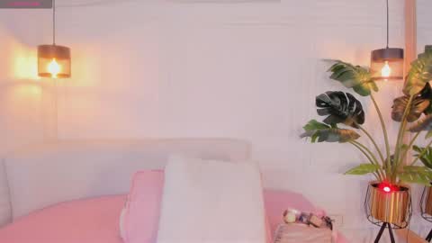 N A T A L I A online show from April 17, 2026, 8:01 pm