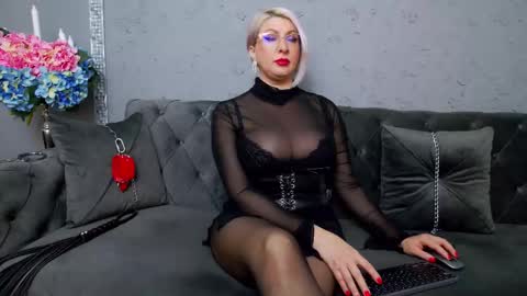 Nicole Domme online show from November 24, 2025, 1:11 pm