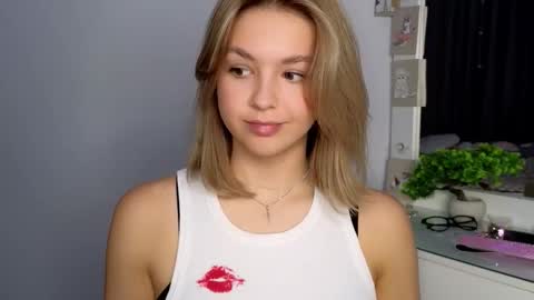 Snapshot of nicolelevis chatting on December 5, 2025, 5:53 pm Nicole online show from December 5, 2025, 5:53 pm