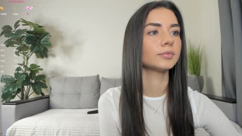 Snapshot of nicoleluuv chatting on January 19, 2025, 1:01 pm Dua Lipa online show from January 19, 2025, 1:01 pm