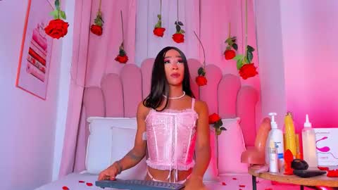 nicolemadrird online show from February 15, 2026, 12:03 pm