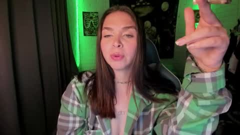 Nicol independent model online show from October 22, 2025, 7:02 pm