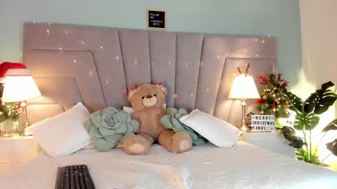 Snapshot of nicolle_mays chatting on December 27, 2024, 1:18 pm Nicolle Mays online show from December 27, 2024, 1:18 pm