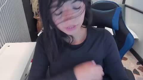 Snapshot of nicolross_ chatting on June 10, 2026, 9:35 pm NicolRoss online show from June 10, 2026, 9:35 pm