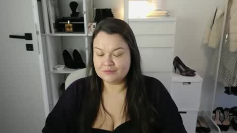 Holly online show from March 18, 2026, 7:33 am