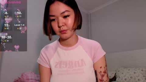 Niia online show from November 9, 2025, 3:21 pm