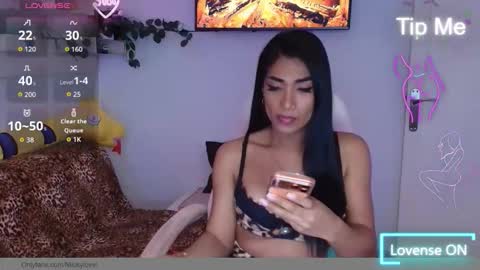Nicolle Bustamante online show from March 4, 2026, 8:04 pm