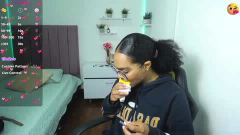 Snapshot of niina_lovee_ chatting on December 7, 2024, 1:40 pm online show from December 7, 2024, 1:40 pm
