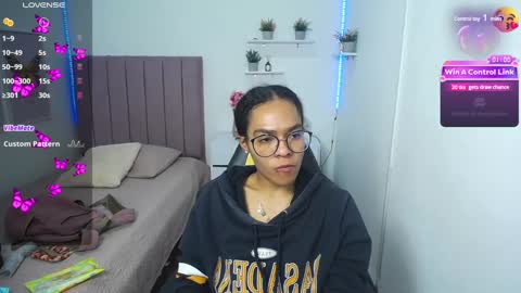 Snapshot of niina_lovee_ chatting on December 16, 2024, 6:16 pm online show from December 16, 2024, 6:16 pm