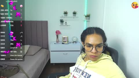 Snapshot of niina_lovee_ chatting on December 17, 2024, 3:17 pm online show from December 17, 2024, 3:17 pm