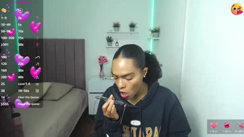 Snapshot of niina_lovee_ chatting on December 18, 2024, 6:57 pm online show from December 18, 2024, 6:57 pm