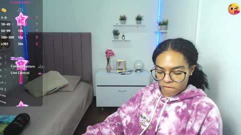 Snapshot of niina_lovee_ chatting on December 23, 2024, 2:28 pm online show from December 23, 2024, 2:28 pm