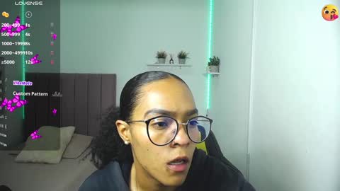 Snapshot of niina_lovee_ chatting on December 31, 2024, 2:03 pm online show from December 31, 2024, 2:03 pm